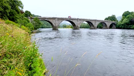 vista panorámica del puente y el río que fluye