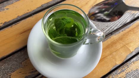 Fresh-mint-tea-with-leaves-outdoors