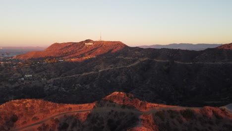 colina de hollywood en un amanecer rosa sobre las colinas de los ángeles