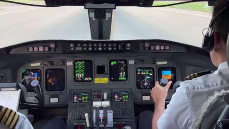 vista exclusiva de la cabina de un jet durante la fase de despegue