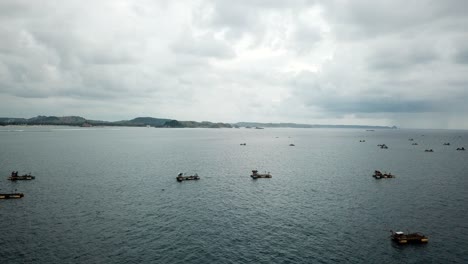 Trampas-Aéreas-Para-Langostas-De-Tiro-Ascendente-De-4k-En-El-Océano-De-Lombok,-Indonesia