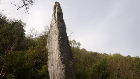 Mid-shot-of-Ilam-rock-with-a-wooded-background-at-dovedale