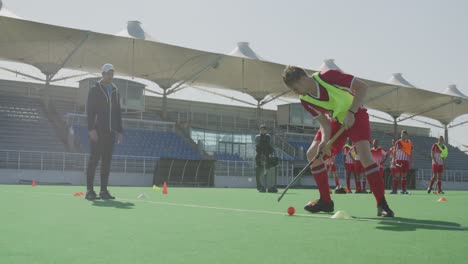 jugadores de hockey preparándose antes de un juego