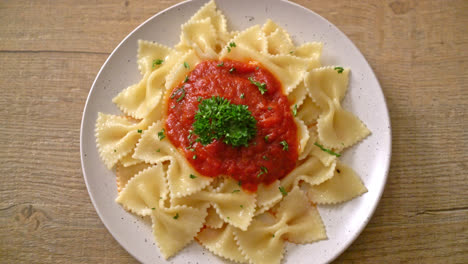 pasta farfalle en salsa de tomate con perejil - estilo de comida italiana