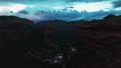 alojamiento de viaje en sedona red rock resort en arizona durante el anochecer