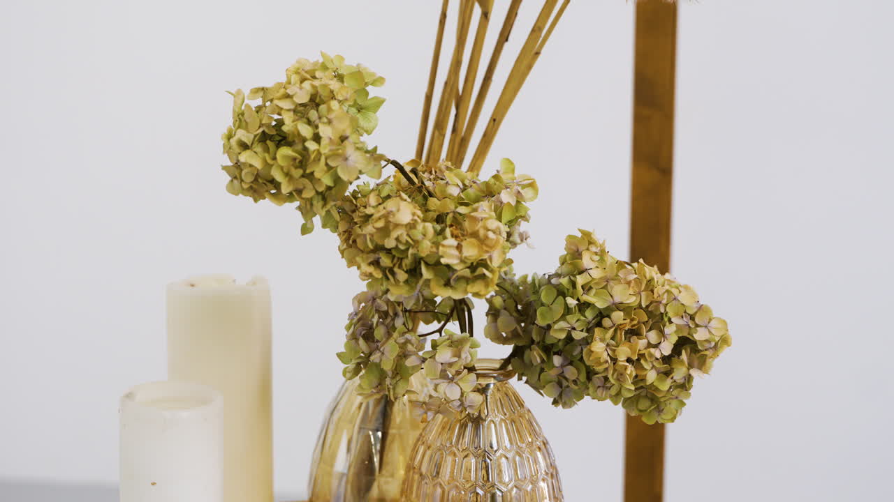 altar de bodas en el interior