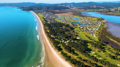 Wunderschöne-Luftaufnahme-Der-Strandsiedlung-Matarangi-Auf-Der-Coromandel-Halbinsel-In-Neuseeland