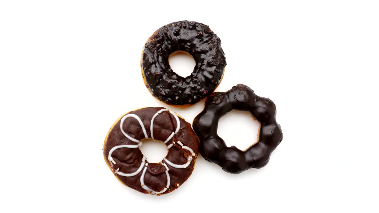 흰색 바탕에 초콜릿 도넛