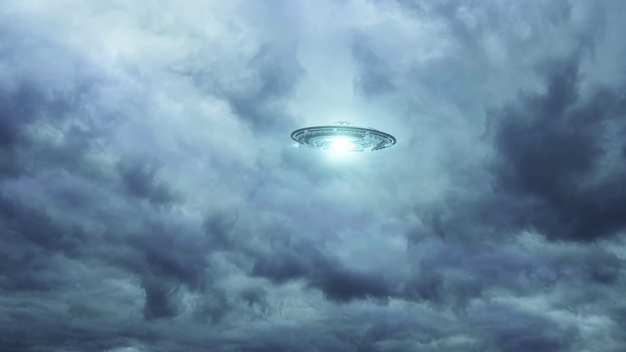 OVNI en cielo tormentoso