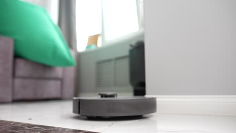 robot aspirador en una sala de estar