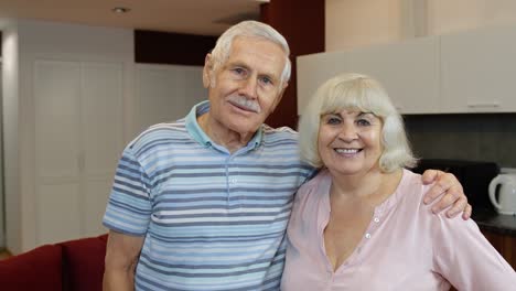 Pareja-De-Ancianos-Abuelos-Jubilados-Marido-Y-Mujer-Caras-Felices-Abrazándose-En-Casa,-Abrazándose,-Riendo