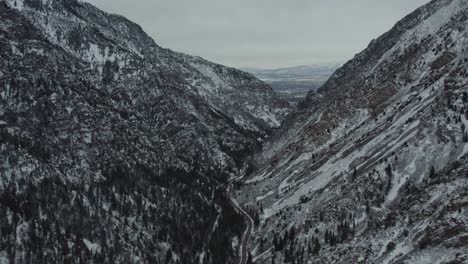 Carretera-En-El-Fondo-Del-Cañón-American-Fork,-Paisaje-Nevado