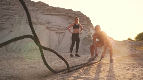 Hombre-Atlético-Haciendo-Ejercicios-De-Crossfit-Con-Una-Cuerda-Al-Aire-Libre.