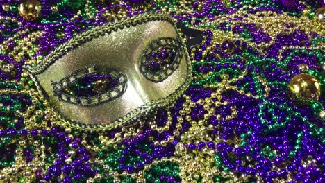 Máscara-De-Carnaval-De-Colores-Brillantes-En-Un-Montón-De-Cuentas-De-Mardi-Gras