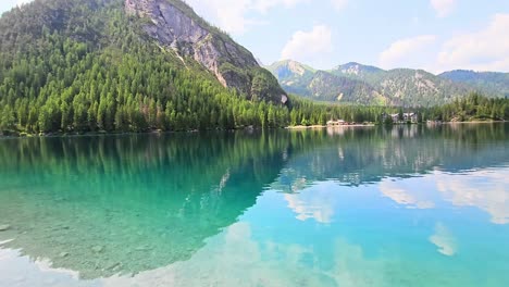 Claro-Limpio-Pragser-Wildsee-Lago-Prags-Dolomitas-Italia