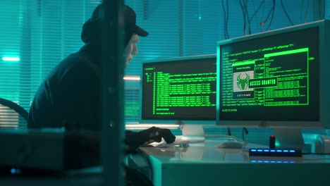 hacker in azione