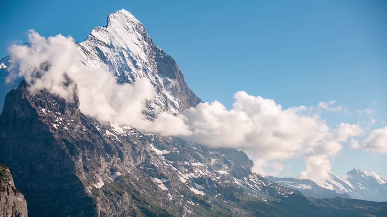 lapso de tiempo de la cara norte del eiger en la luz del atardecer