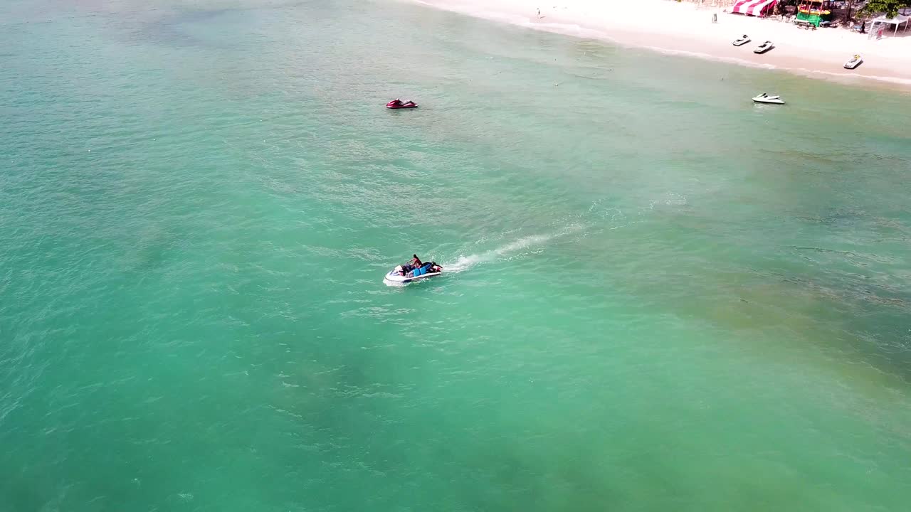 열대 해변 에서 제트 스키 를 타고