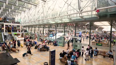 multitudes y actividad en la estación de paddington, londres