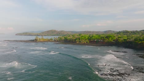 Toma-De-Drones-De-Una-Playa-Salvaje-En-Panamá-Durante-El-Amanecer.