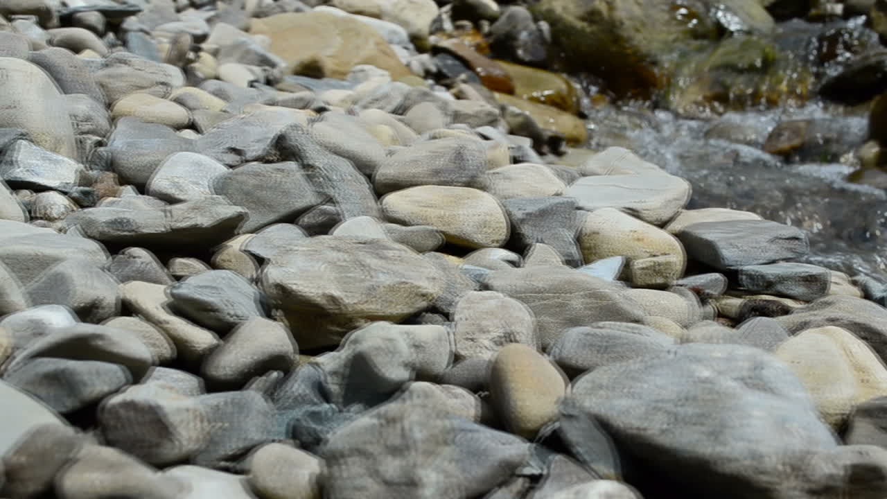 Corrente nel fiume di montagna. Riprese in montagna. Fiume di montagna. Slow motion