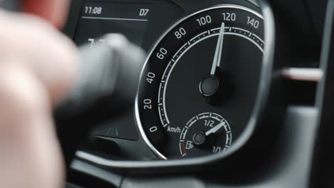 el velocímetro del automóvil muestra una conducción alta por encima de la velocidad
