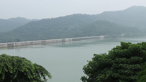 una vista de la represa de massanjore también conocida como represa de canadá en dumka en jharkhand, india