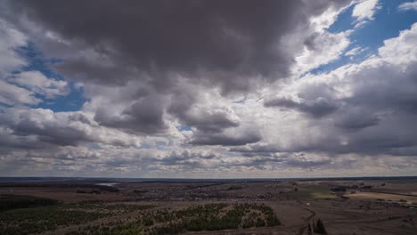 cielo azul nubes blancas fondo lapso de tiempo. hermoso tiempo en el cielo nublado. belleza de color brillante, luz en la naturaleza de verano. abstracto esponjoso, hinchado paisaje de nubes en el tiempo de lapso de aire. bucle de video