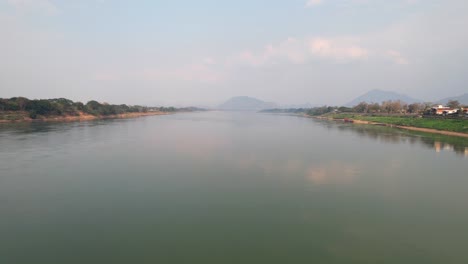 Hermoso-Paisaje-Aéreo-Del-Río-Mekong-En-Una-Mañana-Brumosa-En-El-Distrito-De-Chiang-Khan-En-Tailandia