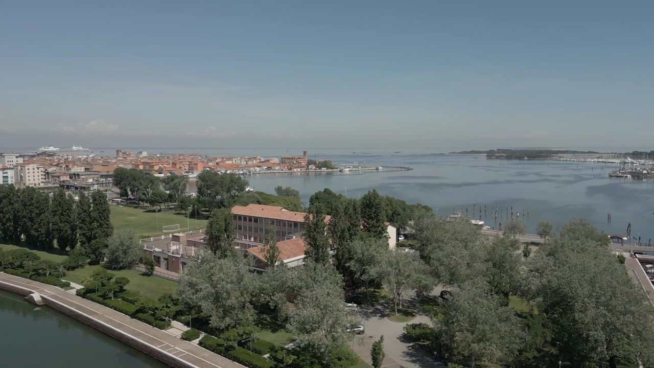 Ripresa con drone su Chioggia, Italia, con barche che costeggiano il perimetro dell'isola