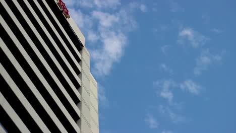 ciudad que viaja independientemente entre edificios de vidrio edificio y cielo soleado 1