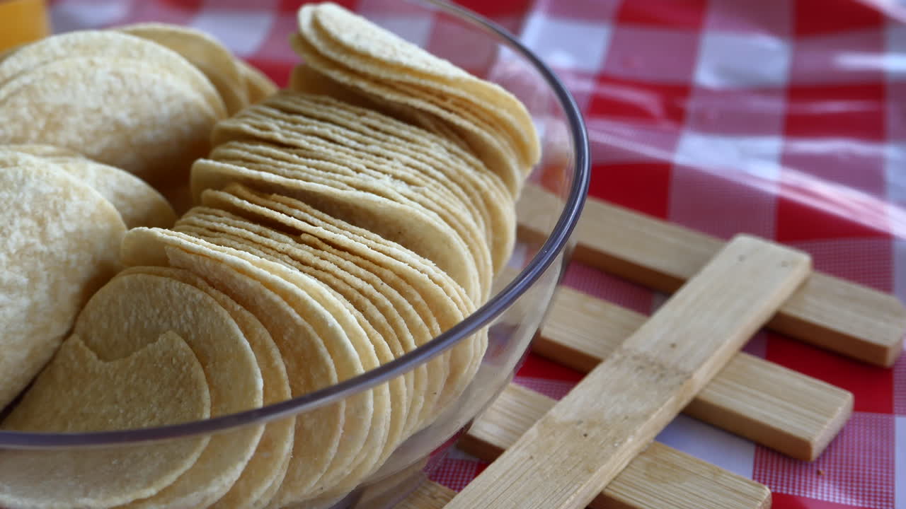 papas fritas crujientes en un tazón de vidrio
