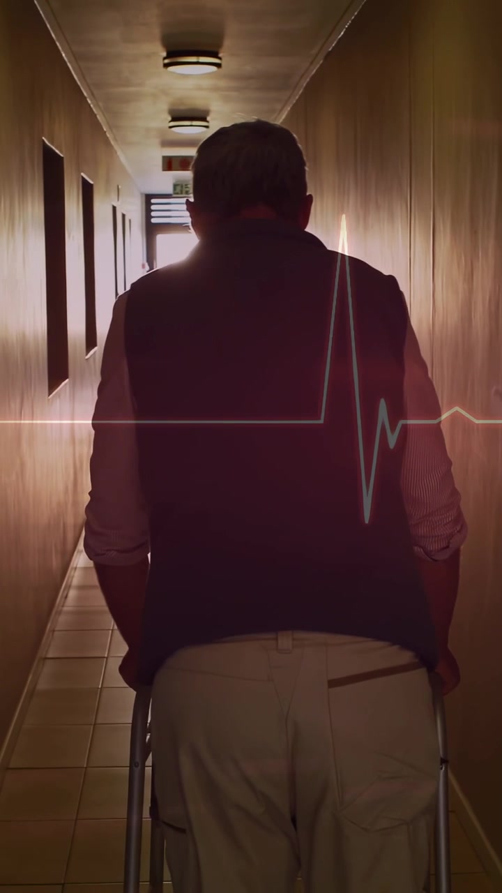 Video verticale: Uomo anziano che spinge un deambulatore lungo il corridoio, sovrapposizione ECG che traccia i passi verso l'uscita per la salute.