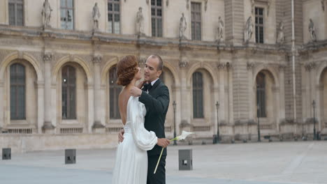 romantic couple in louvre courtyard