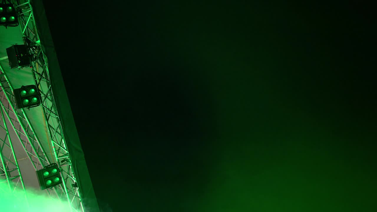 imágenes en 4k de luz verde en el escenario y humo