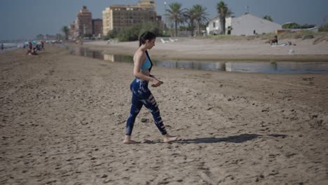 mujer caminando por una playa