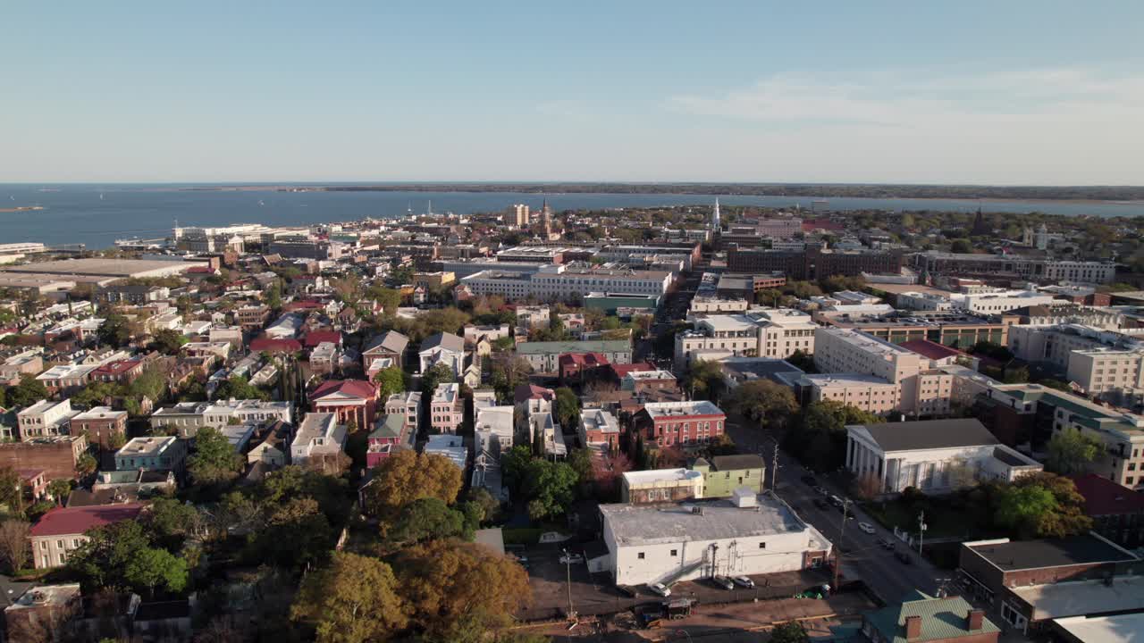 Vista aerea serale e nitida del centro di Charleston, Carolina del Sud, ripresa aerea 4K