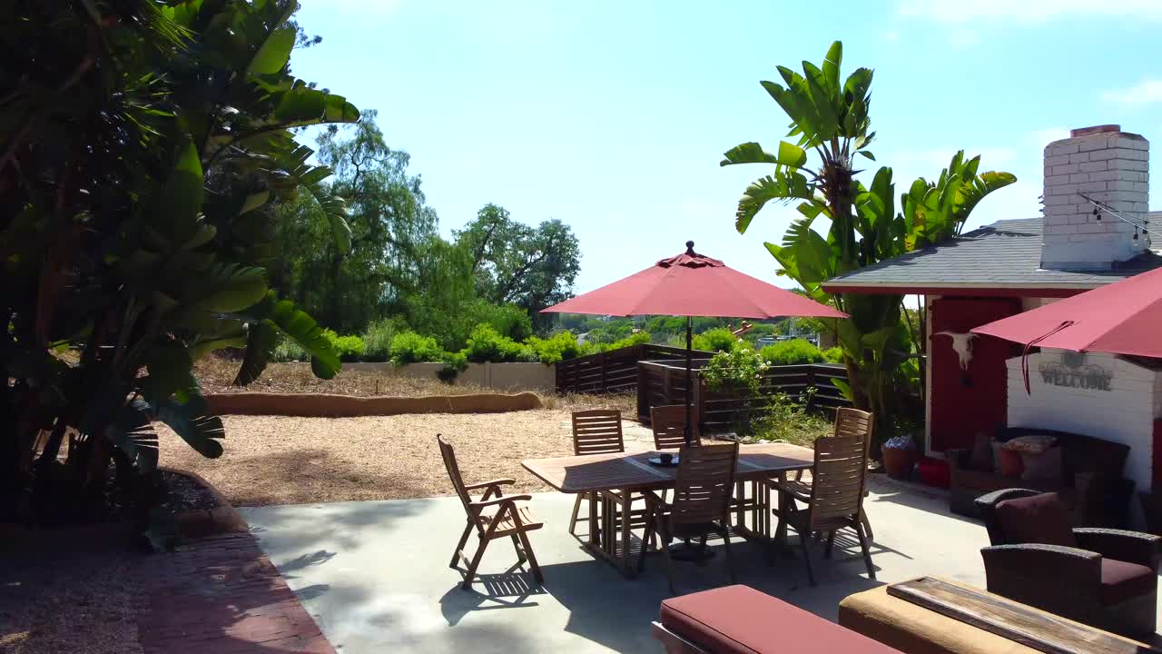 수영장이 있는 언덕 위 빌라의 공중 전망, 라구나 비치 인근의 라구나 하이츠, 오렌지 카운티, 캘리포니아 미국