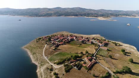 vista de la aldea junto al río