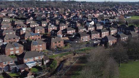 barrio suburbano escocia casas residenciales tejados bienes raíces propiedad aérea órbita baja vista derecha