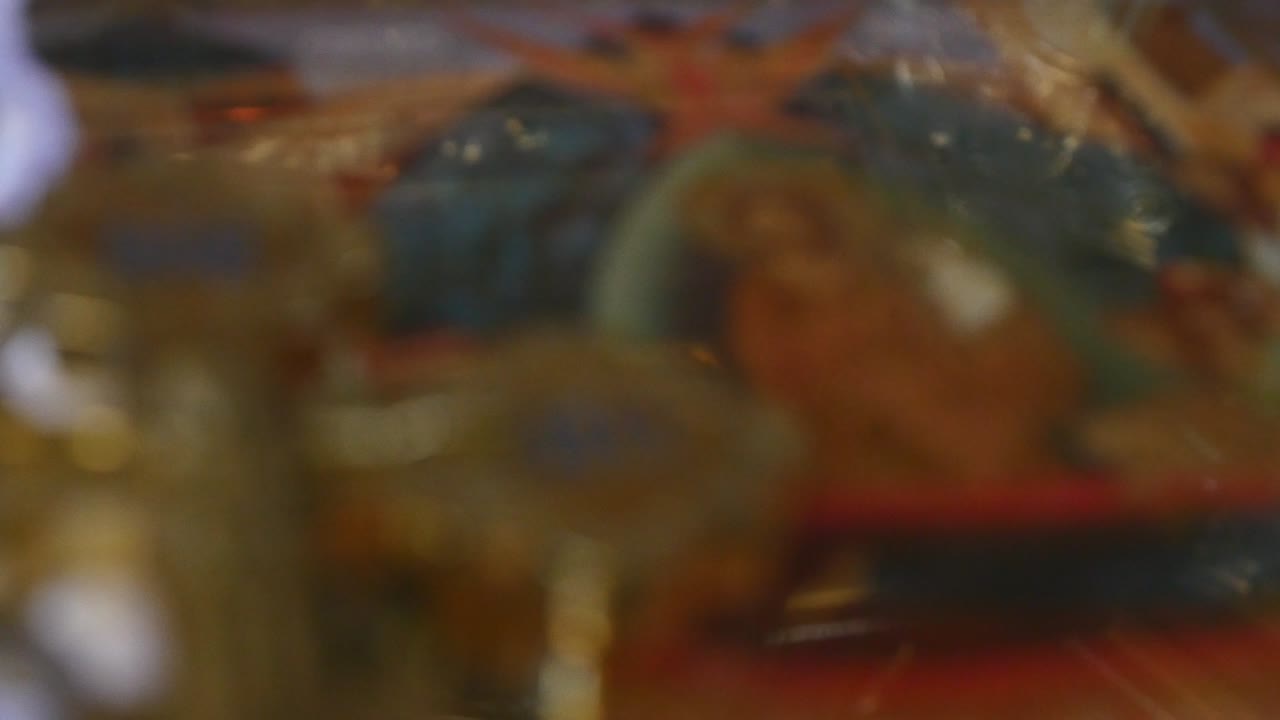 atributos de la iglesia para la ceremonia de bodas. coronas de oro están en el altar. atributos del sacerdote. interior de la iglesia