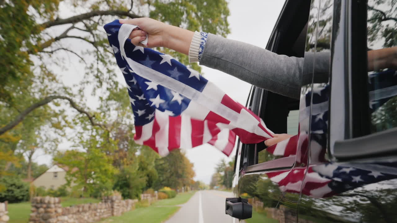 손은 차창 밖으로 미국 국기를 들고