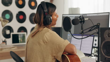 guitarra, cantante o mujer con micrófono en el estudio