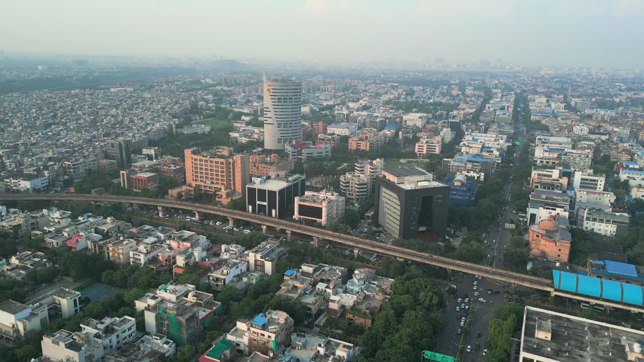 stazione della metropolitana nel settore 15 della città di noida vista a volo d'uccello di delhi in india