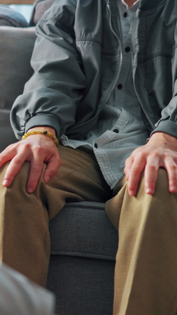 Nærbillede af person, der sidder afslappet i en sofa