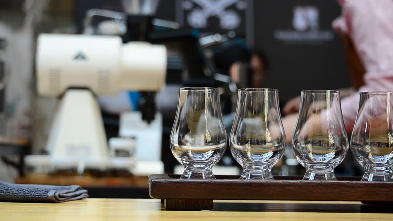 Bicchieri da caffè. Il barista prepara il caffè