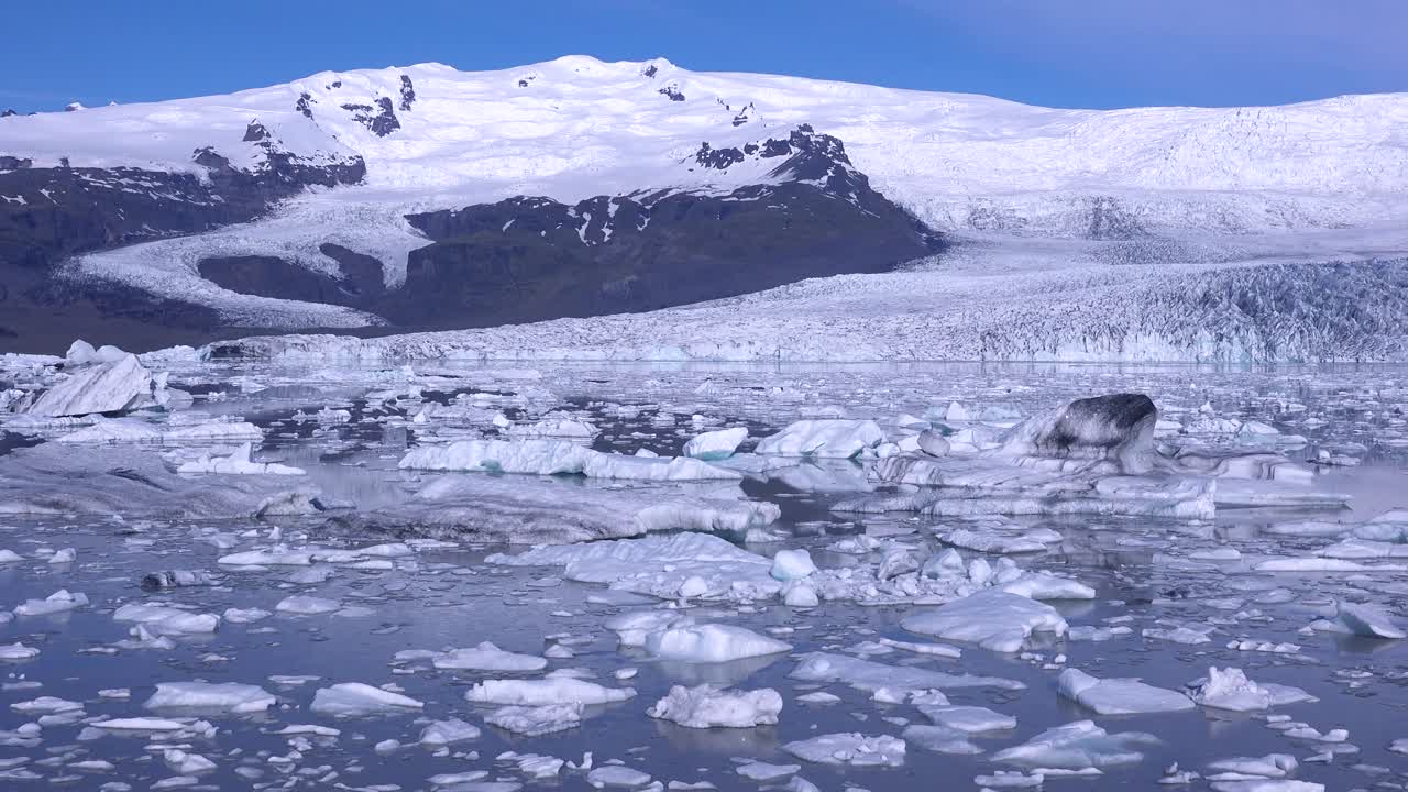 fjallsarlon iceland의 빙산으로 가득 찬 거대한 빙하 석호는 지구 온난화와 기후 변화를 암시합니다.