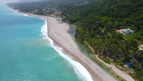 El-Río-Más-Corto-Del-Caribe,-Los-Patos,-Barahona-Vista-Aérea-Del-Río-Junto-A-La-Playa,-Impresionante-Vista-Aérea-En-Un-Día-Soleado