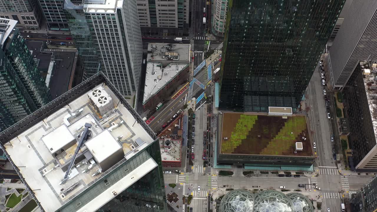 toma aérea de arriba hacia abajo de las concurridas calles de seattle cerca de la sede de amazon