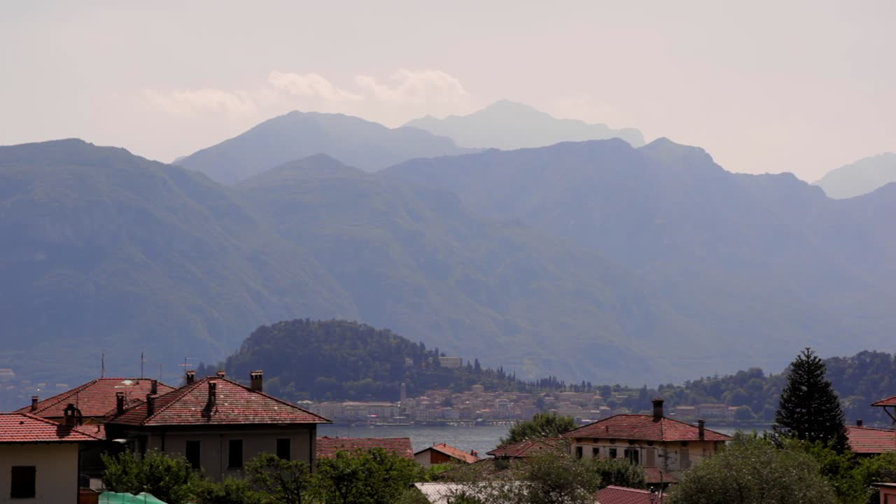 un pueblo al otro lado del lago de como en italia